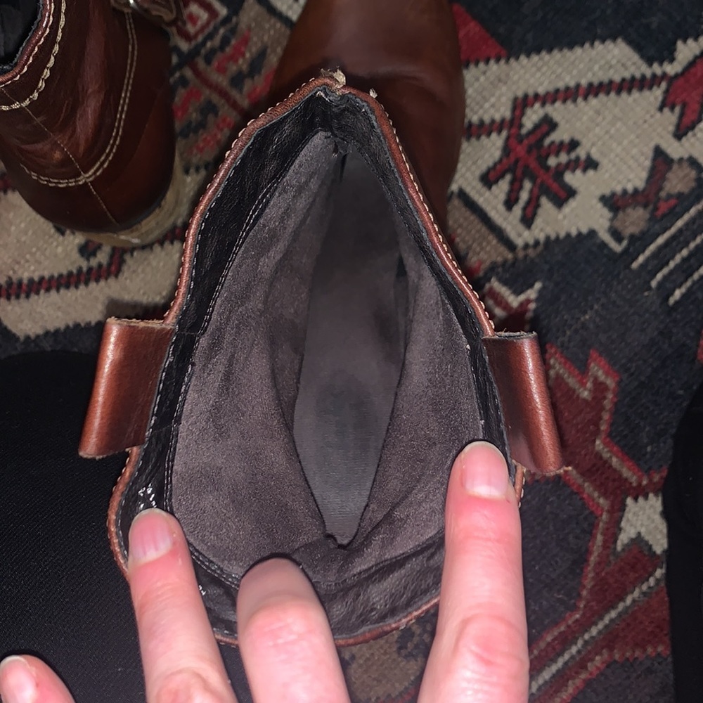 Clark’s brown leather boots. - Picture 16 of 16